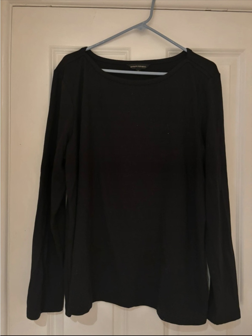 Women's Black Long-Sleeve Crew Neck Top